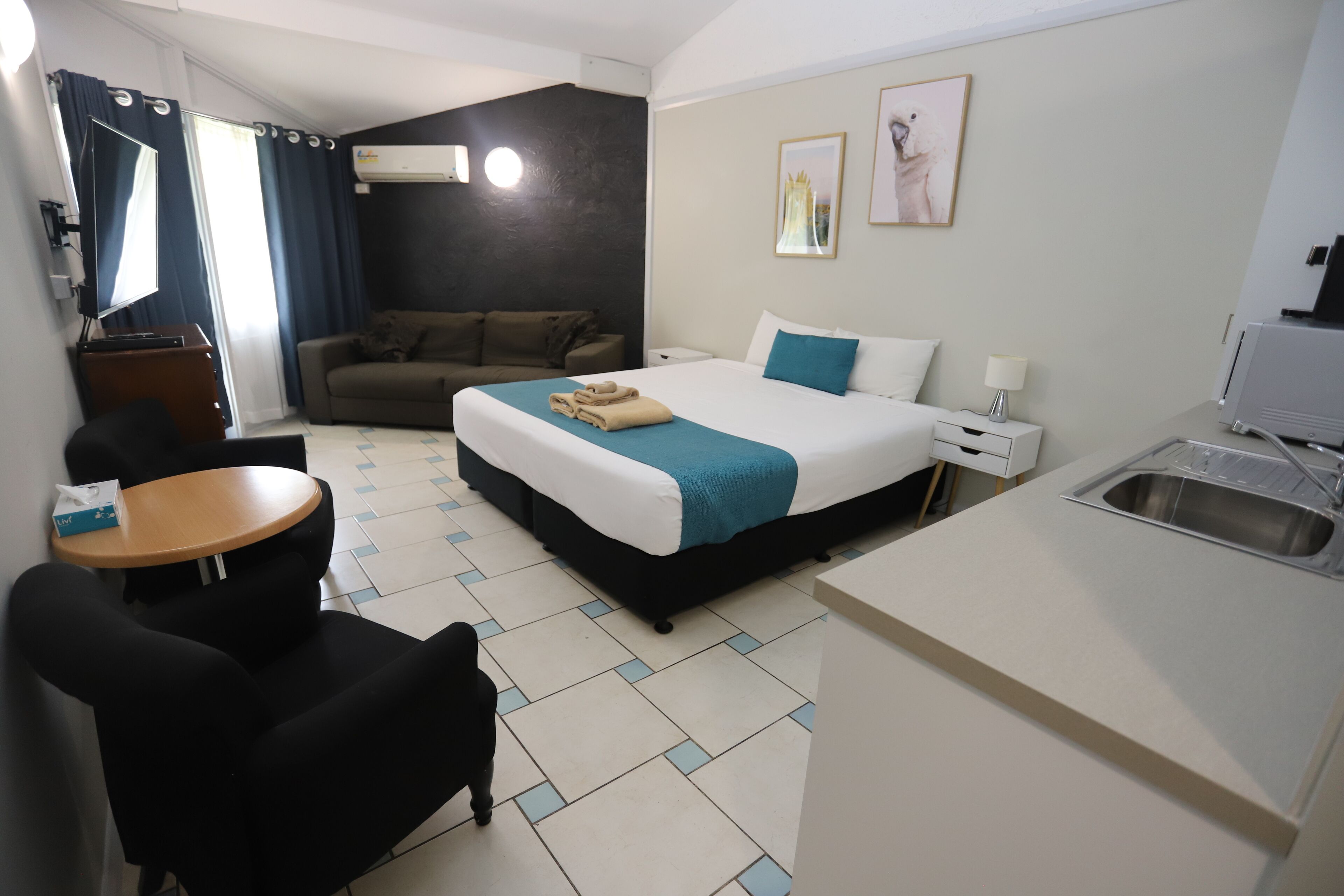 Deluxe Studio, 1 King Bed | Individually furnished, soundproofing, iron/ironing board, free WiFi