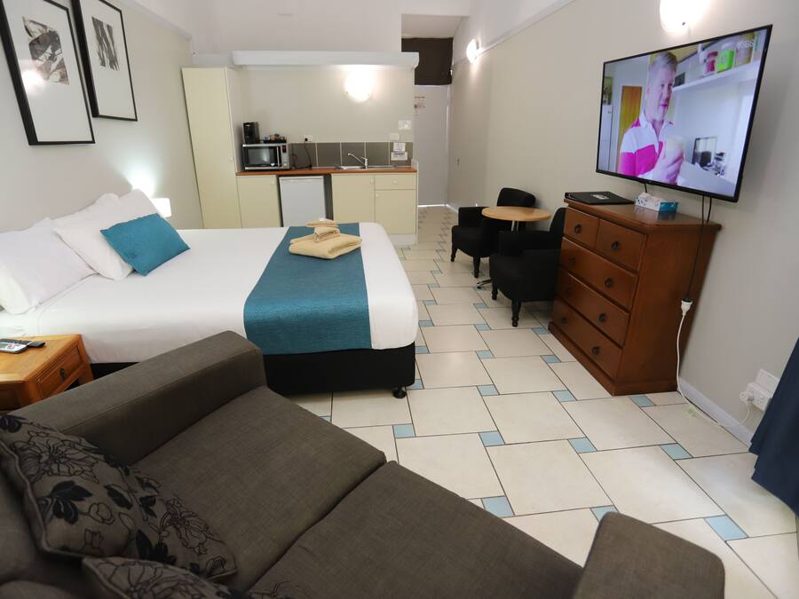 Spa King Room (Not Pets Friendly) | Individually furnished, soundproofing, iron/ironing board, free WiFi