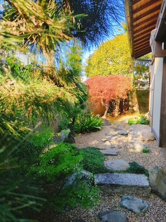 Garden. 大阪 堺のお宿 「旧星賀亭」 Osaka Kyuhoshigatei - Classic Japanese Heritage Inn