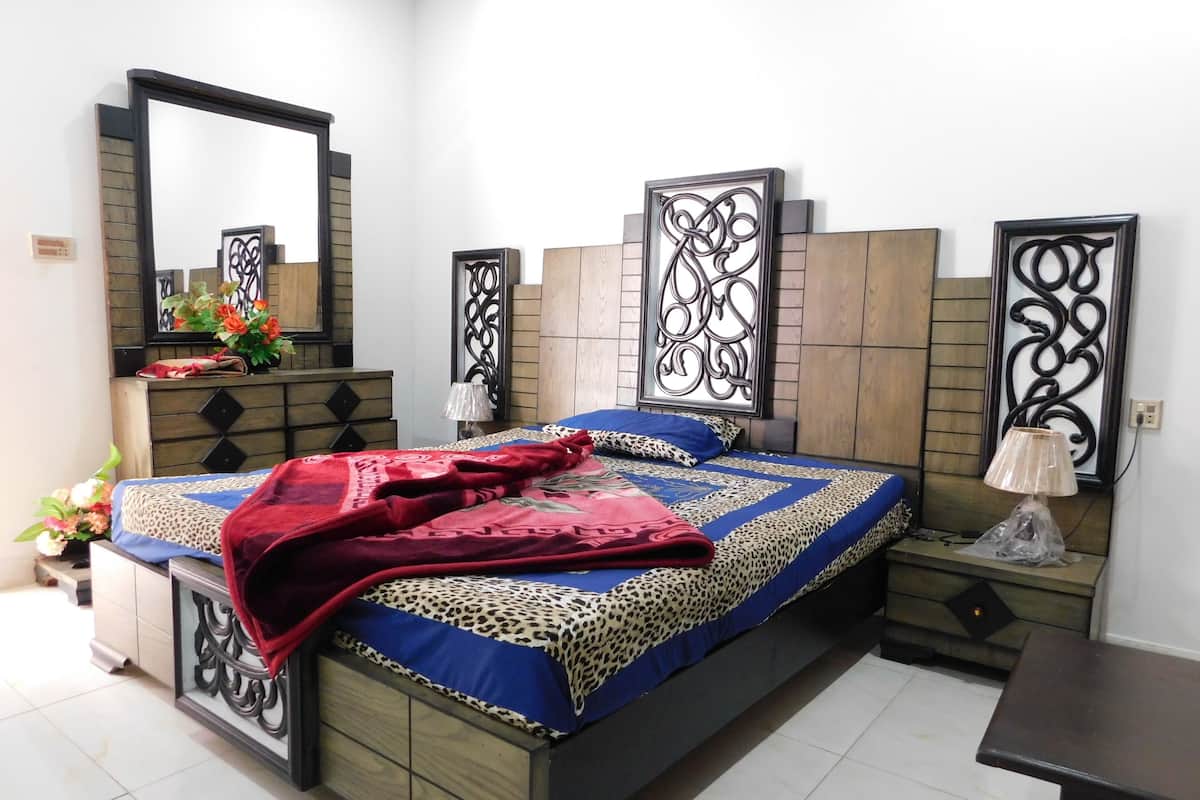 Muebles diferentes, escritorio y cortinas blackout