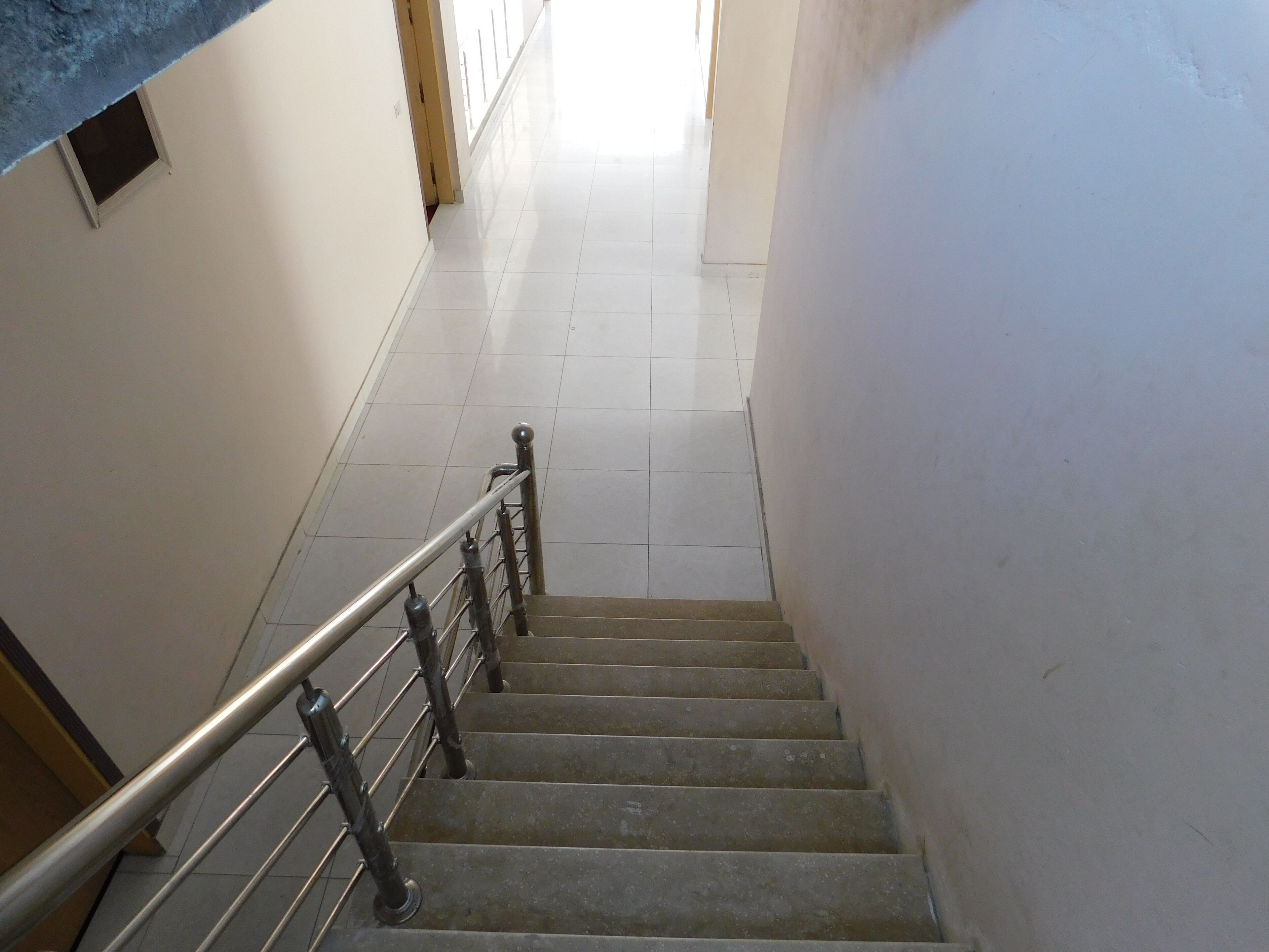 Una escalera con barandillas de metal que conduce a una plataforma.