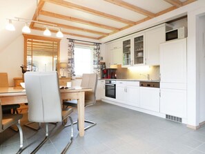 Kühlschrank, Mikrowelle, Ofen, Geschirrspüler