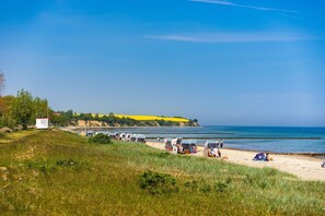 A beach with tents and people. - Landhaus Victoria, Seestern (Ostseebad Boltenhagen)