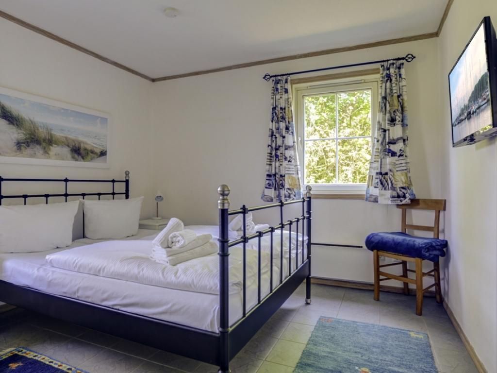 2 bedrooms, iron/ironing board, travel cot, WiFi