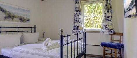 2 bedrooms, iron/ironing board, travel cot, WiFi