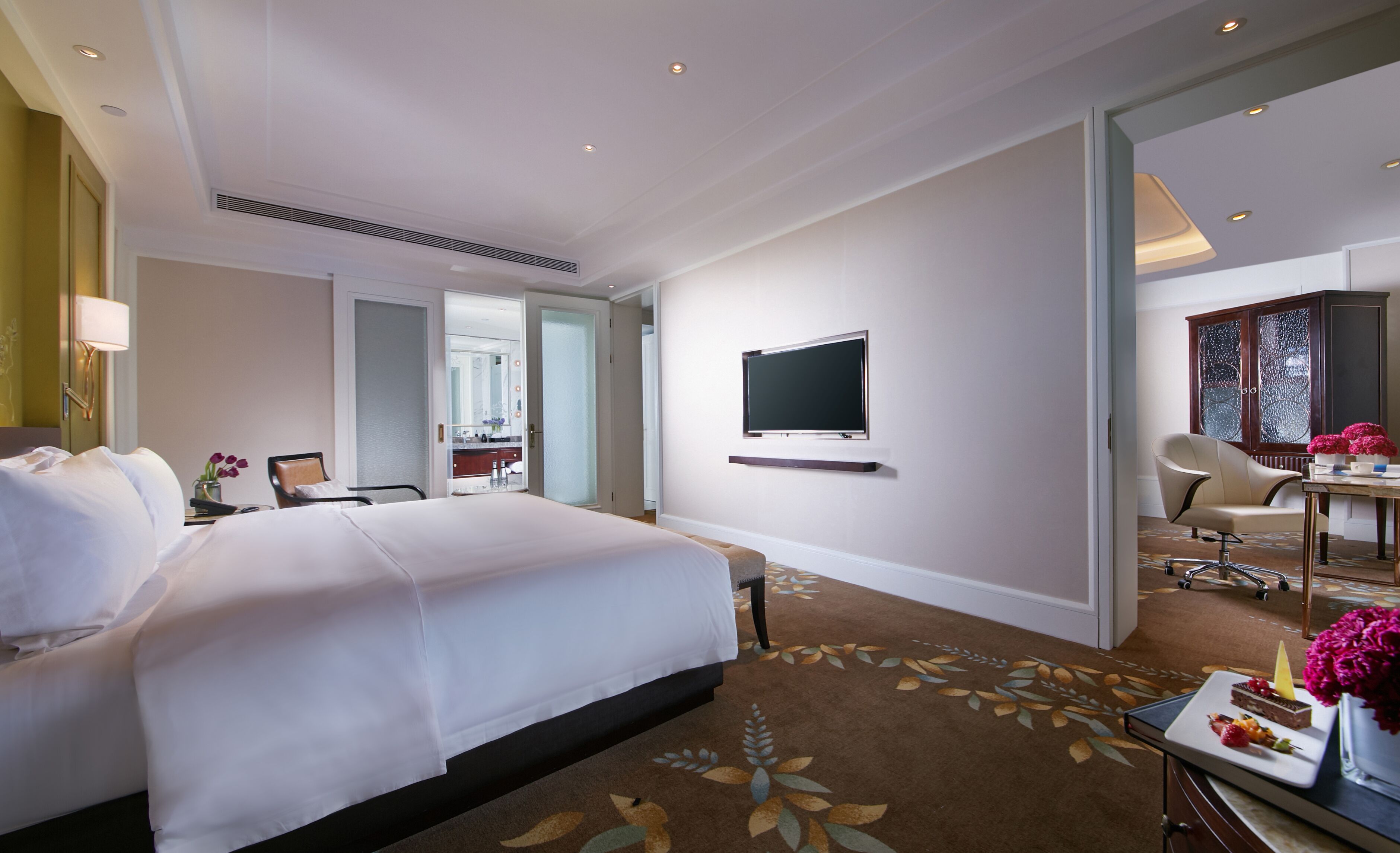 行政套大床城景房 | 迷你吧,客房内保险箱,办公桌,遮光窗帘