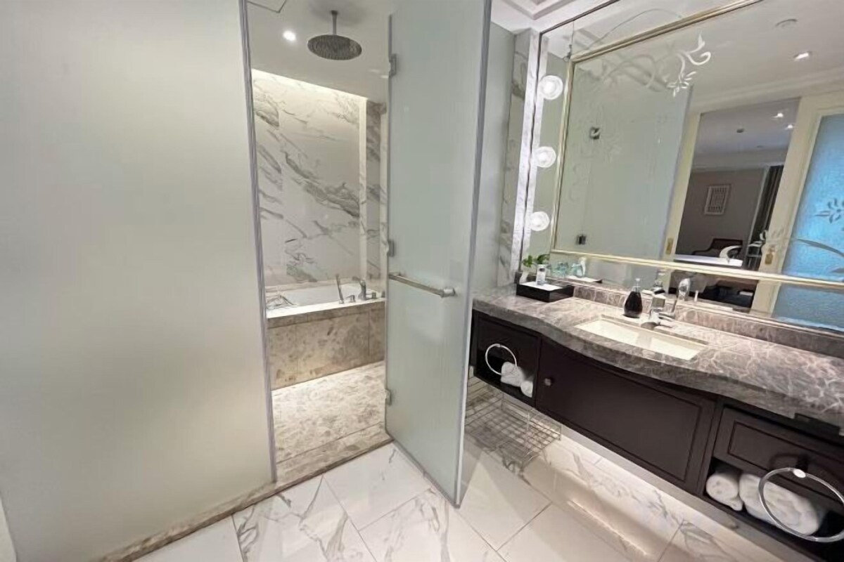 Shower, rainfall showerhead, free toiletries, hair dryer