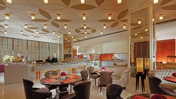 Daily buffet breakfast (CNY 128 per person)