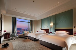 Minibar, safe på rommet, skrivebord og blendingsgardiner