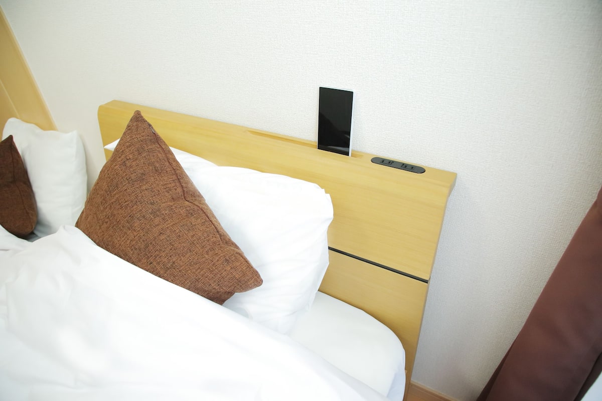 Triple Room, Shared Bathroom (Single Bed B) | Desk, iron/ironing board, free WiFi