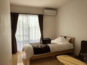 ห้องทริปเปิล, ห้องน้ำรวม (Single Bed C) | โต๊ะทำงาน, เตารีด/โต๊ะรีดผ้า, Wi-Fi ฟรี