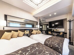 Desk, laptop workspace, blackout curtains, free WiFi - APA HOTEL Roppongi Six (Tokyo)