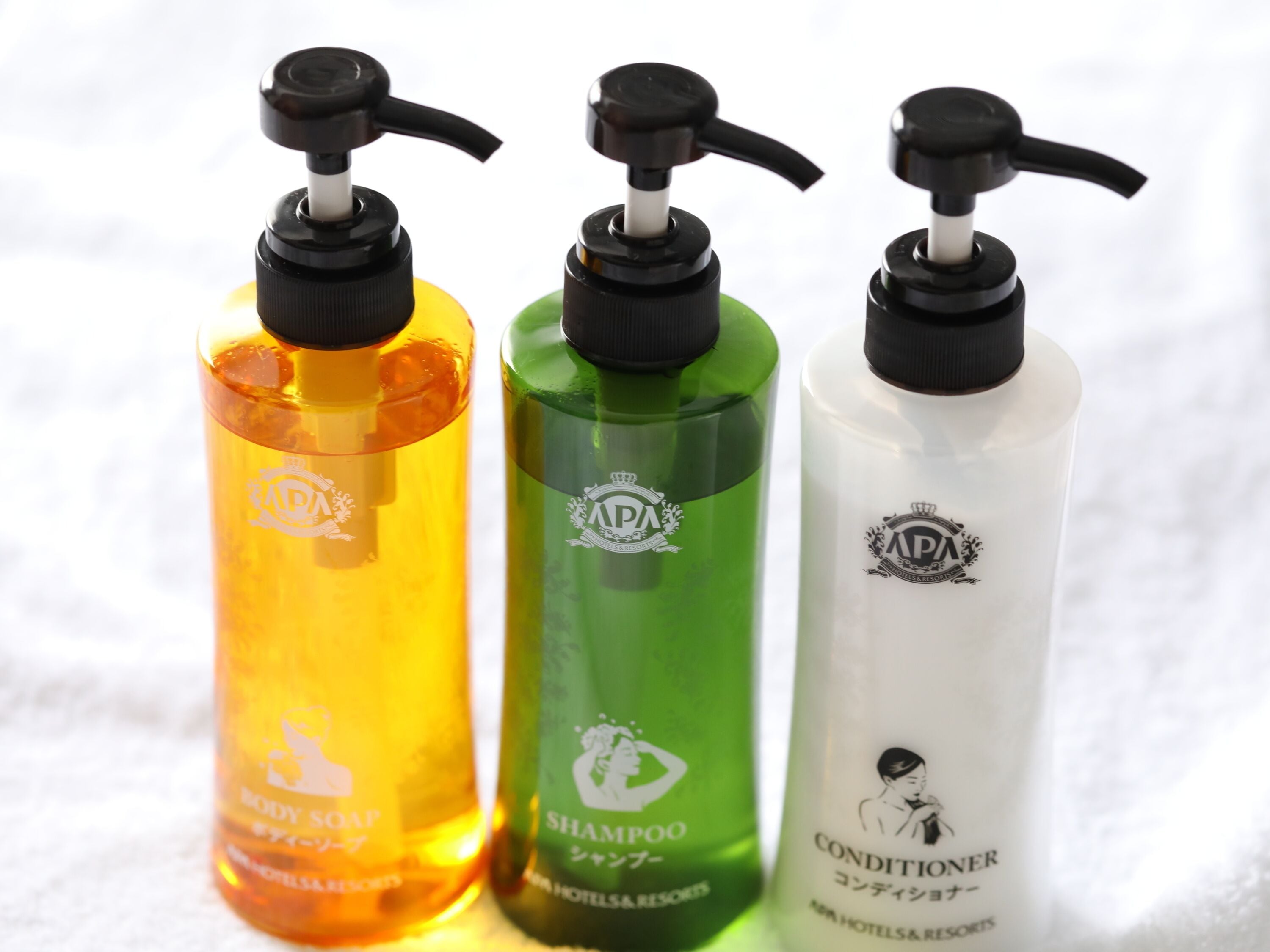 combined shower/bathtub, deep-soaking bathtub, free toiletries