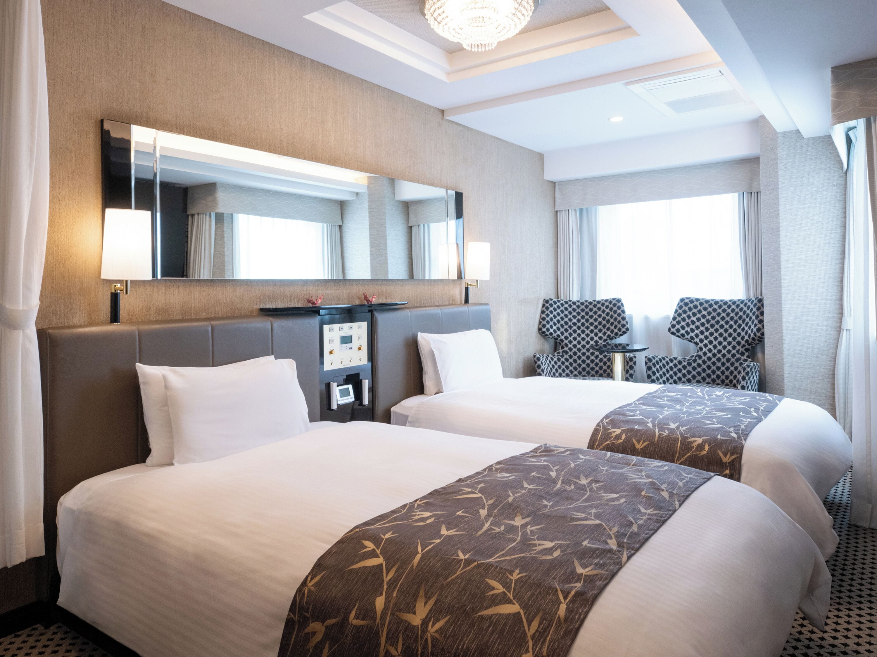 Superior-Zweibettzimmer, Nichtraucher (South bldg, for 2ppl, Top floor-14F) | Daunenbettdecken, Schreibtisch, Verdunkelungsvorhänge