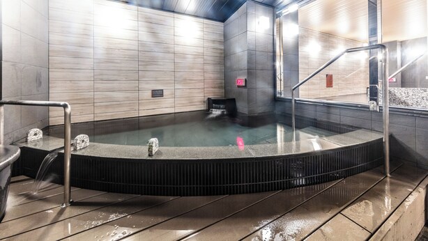 A modern indoor swimming pool with a wooden ceiling and tiled walls. - Apa Hotel Higashi Shinjuku Kabukicho Tower (Tokyo)