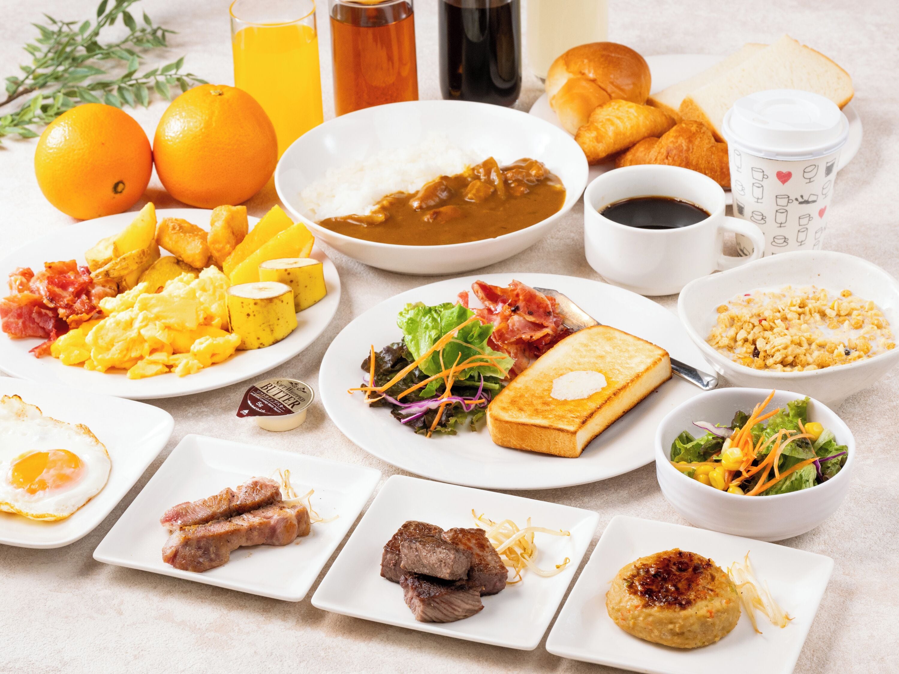 Un assortiment de plats pour le petit-déjeuner comprenant des œufs, du bacon, des toasts et une tasse de café.