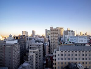 Un paisaje urbano con edificios altos, incluyendo un hotel con el rótulo APA HOTEL.