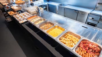 Daily buffet breakfast (JPY 2200 per person)