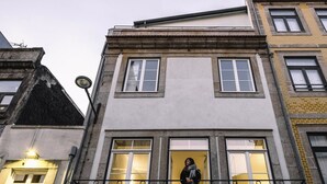 A multi-story building with a central entrance, large windows, and a balcony. -  ORM - 3 C´s Apartments (Porto)