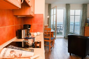 Refrigerador, microondas, lavavajillas y cafetera y tetera 