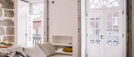 Estudio, balcón (2) | Área de sala de estar | Televisión de pantalla plana