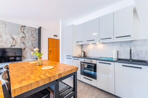 Apartment, 1 Bedroom | In-room dining
