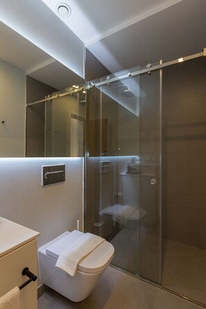 Apartamento com design assinado | Banheiro | Chuveiro, chuveiro com efeito de chuva, secador de cabelo 