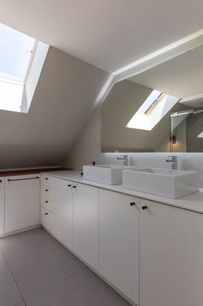 Signature Apartment | Bathroom