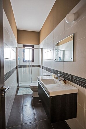 Bathtub, towels