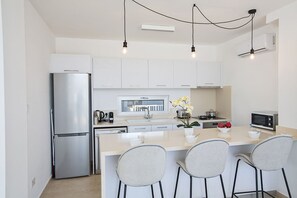 Fridge, oven, stovetop, dishwasher