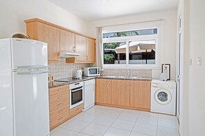 Fridge, oven, stovetop, dishwasher