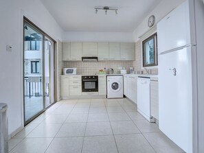 Fridge, oven, stovetop, dishwasher