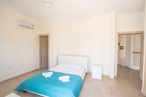 3 makuuhuonetta, tallelokero huoneessa, silitysrauta/-lauta