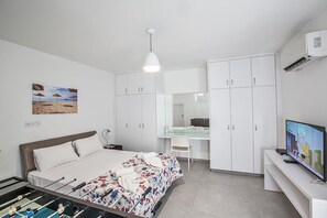 5 bedrooms, iron/ironing board, free WiFi, bed sheets