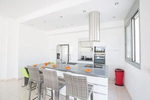 Kühlschrank, Ofen, Herdplatte, Geschirrspüler