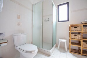 Bathtub, towels