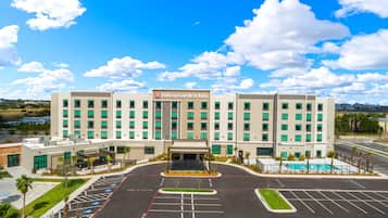 Hotel with a modern design, featuring a flat roof and large windows.
