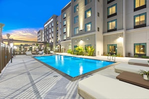 시즌별로 운영되는 야외 수영장