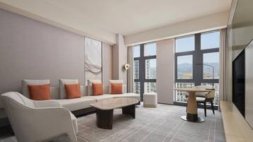 Suíte executiva, 1 quarto | Sala de estar | TV de tela plana 55 polegadas com canais a cabo, TV