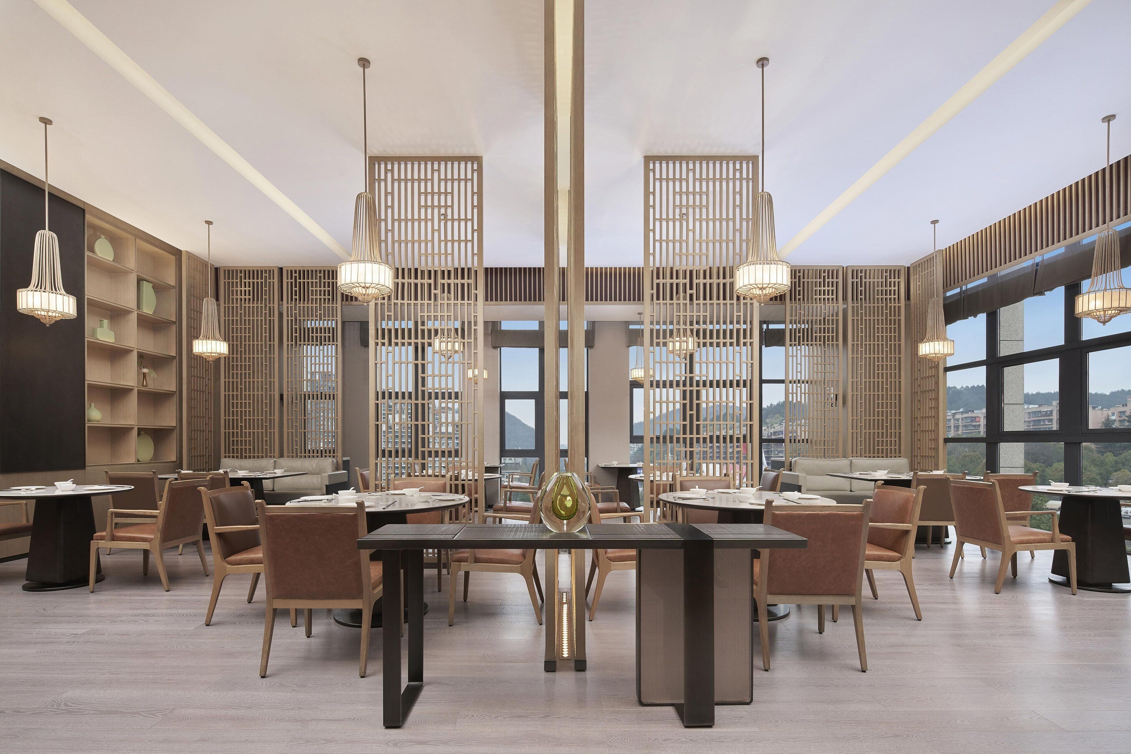 2 restaurantes; se sirve desayuno, almuerzo y cena; cocina internacional