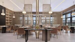 2 restauranter: frokost, lunsj og middag serveres