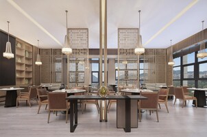 2 restaurants, breakfast, lunch, dinner served; international cuisine