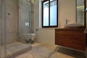 Apartment | Bathroom | Shower, hair dryer, towels, shampoo - Victus Apartamenty - Tomkos (Sopot)