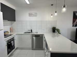 Frigorífic, microones, forn i placa de cuina