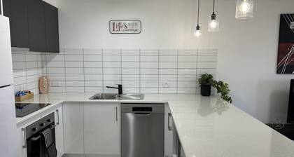 Corporate & family friendly, newly renovated, close to shops/eateries, free wifi