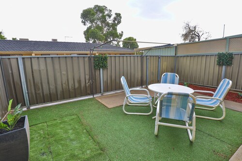 Corporate & family friendly, newly renovated, close to shops/eateries, free wifi