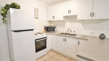 Refrigerador, microondas, horno, placa de cocina