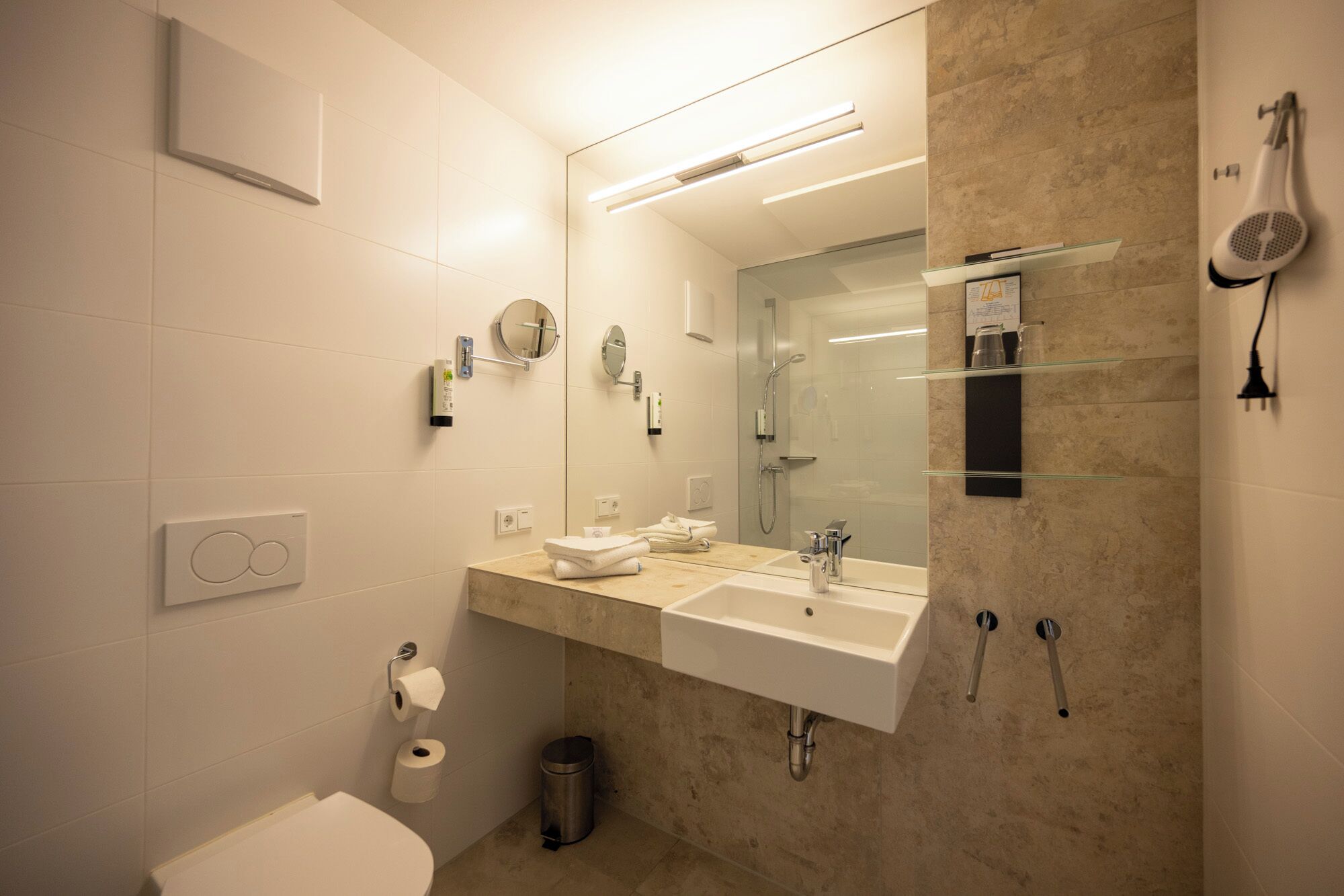 standard double room | bathroom | shower, free toiletries, hair dryer, towels