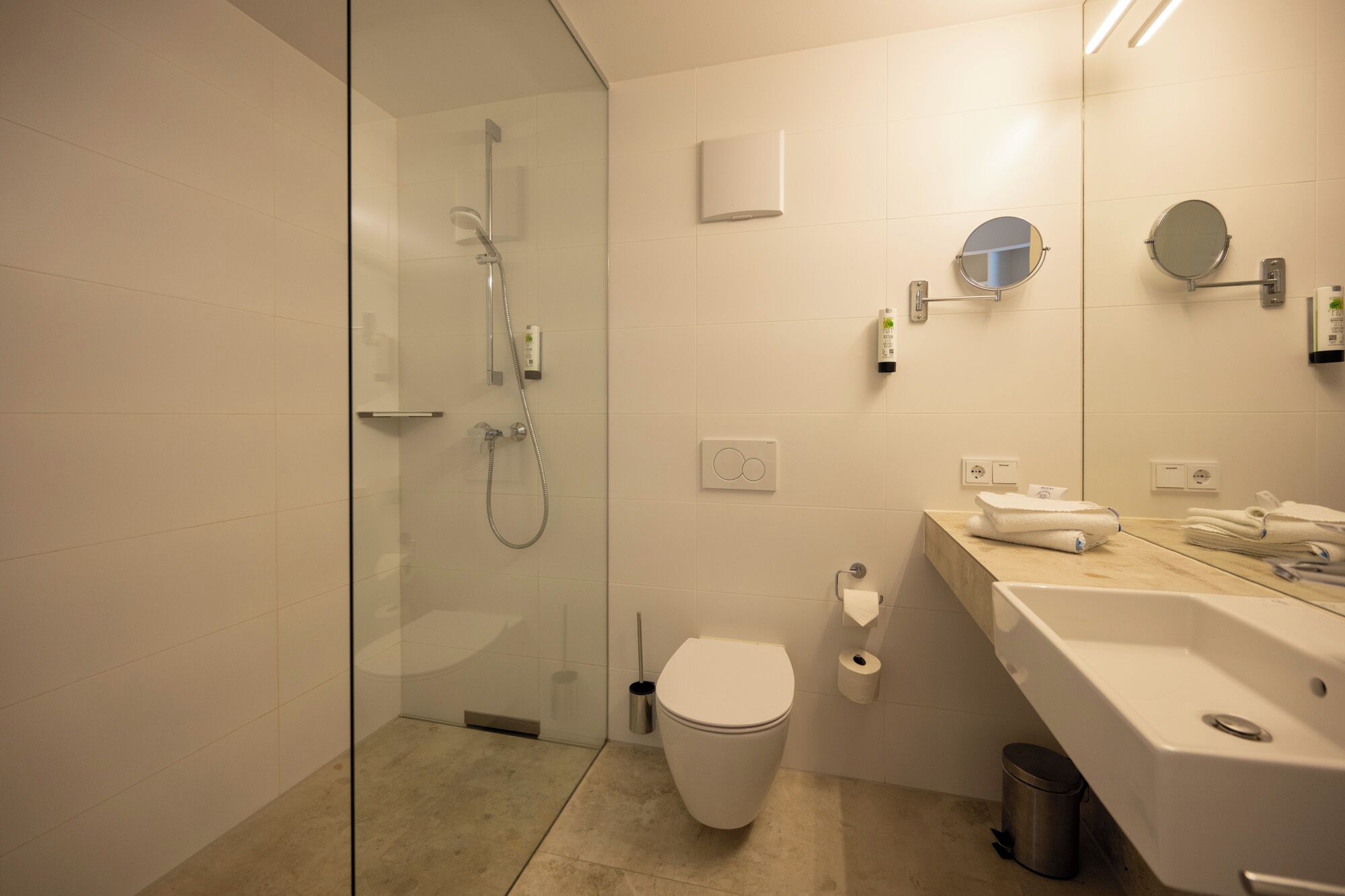 standard double room | bathroom | shower, free toiletries, hair dryer, towels