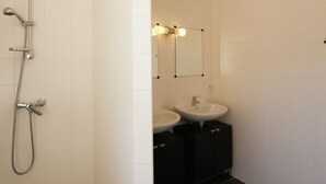 Villa | Salle de bain | Douche, serviettes fournies
